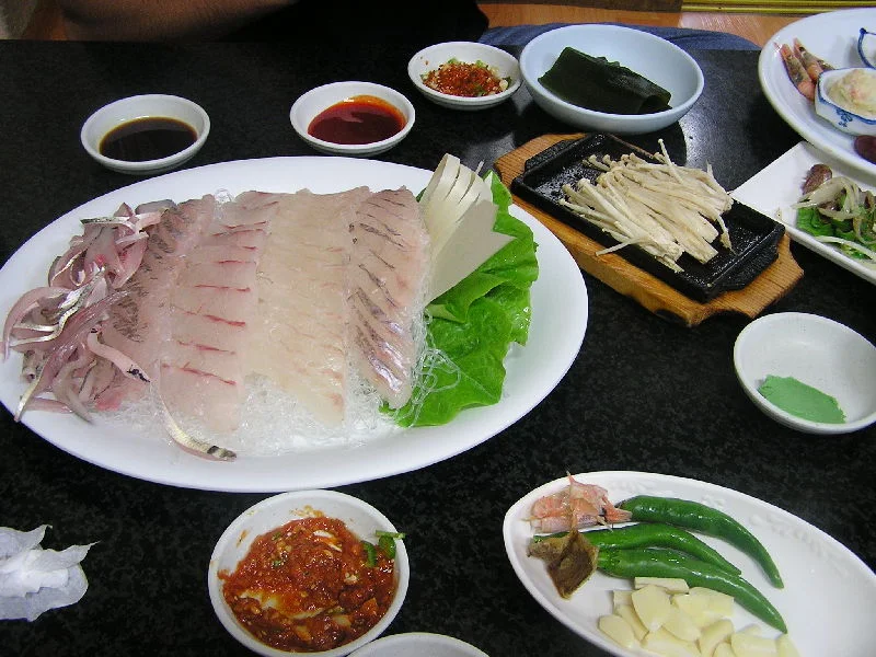 신선한 해산물과 솥밥